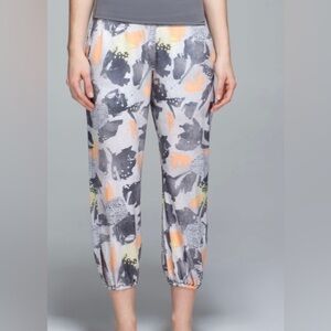 Lululemon Om Pant
Mini Art Pop White Multi / Slate size 4